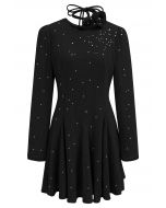 Kleid mit glitzernden Pailletten und Rüschen und Halsband in Schwarz