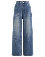 Jeans mit geradem Bein und Strassherz in mittlerer Waschung