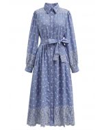 Blaues, mit Ösen besticktes Hemdblusenkleid aus Baumwolle zum Binden an der Taille