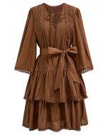 Gestuftes Kleid mit Cutwork-Besatz und ausgestellten Ärmeln in Karamell