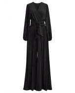 Plissierter Jumpsuit mit weitem Bein und Schärpe in Schwarz