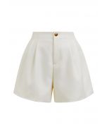 Shorts mit Seitentaschen und goldenem Knopf in Creme