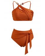 Bikini-Set mit asymmetrischen Trägern und Schleife aus Kunstharzperlen in Karamell