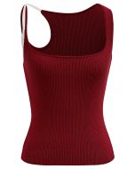 Tanktop aus Rippstrick mit kontrastierenden asymmetrischen Trägern in Rot