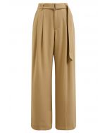 Bundfaltenhose mit Gürtel und Seitentaschen in Camel