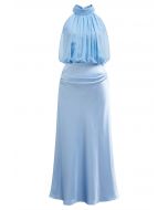 Anmutiges Neckholder-Kleid aus Chiffon und Satin in Blau