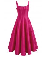 Camisole-Kleid aus glänzendem Satin mit ausgestelltem Saum in Magenta