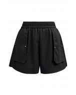 Utility-Shorts aus Kunstleder mit aufgesetzten Seitentaschen in Schwarz