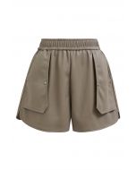 Utility-Shorts aus Kunstleder mit aufgesetzten Seitentaschen in Khaki