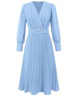 Graceful Pleats – Midikleid mit Wickeloptik und Gürtel in Blau