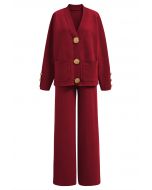 Set aus Strickjacke und Hose mit aufgesetzter Tasche und goldenen Knöpfen in Rot