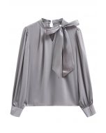 Perlmuttfarbenes Organza-Satin-Top mit Schleife in Grau