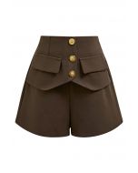 Urban Ease – Shorts mit goldener Knopfleiste in Braun