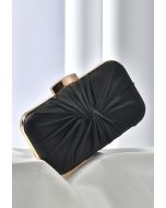 Gerüschte Clutch aus Satin mit Knoten in Schwarz