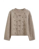 Gerippter Strickpullover mit Blumenmuster und Rauten-Pom-Poms in Taupe