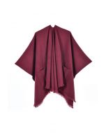 Whisper Soft – Poncho mit Taschen und Fransensaum in Burgunderrot