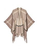 Hellbrauner Poncho mit geometrischem Gittermuster und Fransensaum