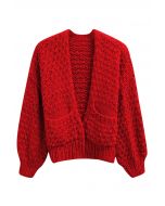 Grob handgestrickte Strickjacke mit aufgesetzten Taschen und offener Vorderseite in Rot