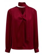 Satin-Top mit V-Ausschnitt, gedrehtem Detail und Schleife in Rot