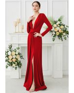 Rotes Maxikleid mit tiefem V-Ausschnitt und Schlitz vorne