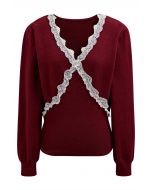 Stricktop mit V-Ausschnitt und Spitzenbesatz in Rot