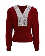 Figurbetontes Stricktop mit Spitzenbesatz in Rot