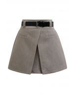 Skorts mit Gürtelklappe und falschen Taschen in Taupe