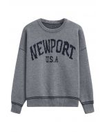 Übergroßer Strickpullover „Newport Letter“ mit Rundhalsausschnitt in Grau