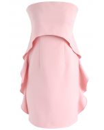 Schlichtes und elegantes trägerloses Kleid mit rosa Trägern